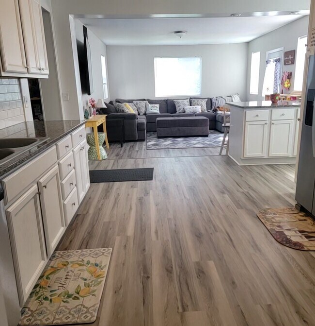 Building Photo - 1932 Iowa St