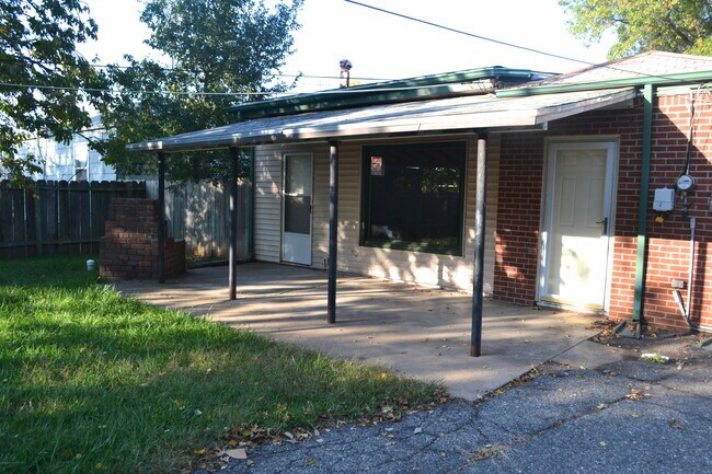 Building Photo - Beautiful home near College Hill!