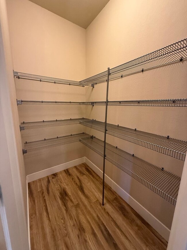 Building Photo - 4 Bed/2.5 Bath Single Family Home in SE Bend