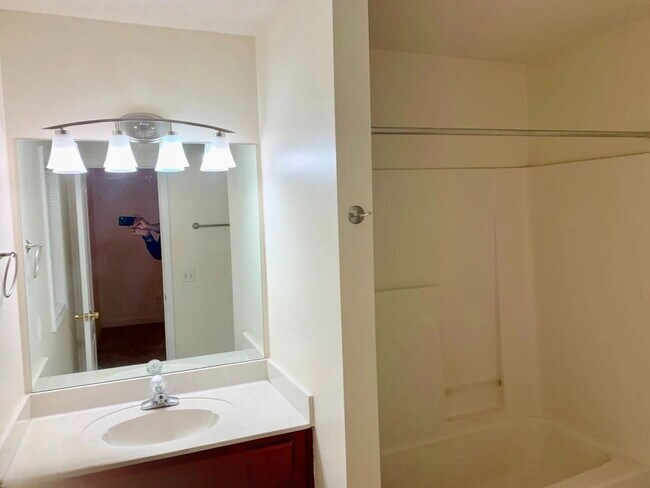 Building Photo - "Charming 2-Bed Oasis with 2.5 Baths on Ed Temple Blvd, Nashville – Cozy Living Awaits!"