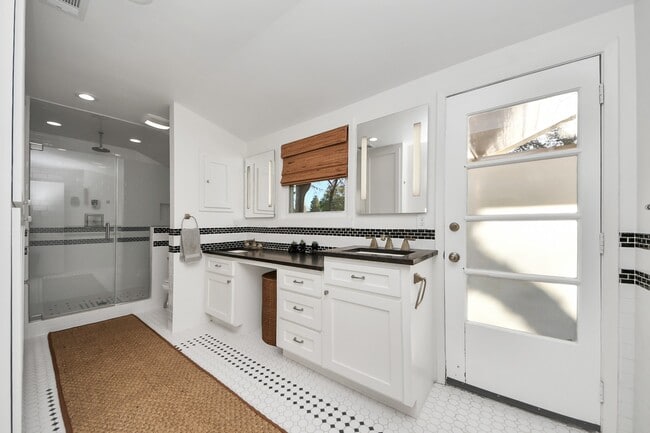 Building Photo - 411 Venice St