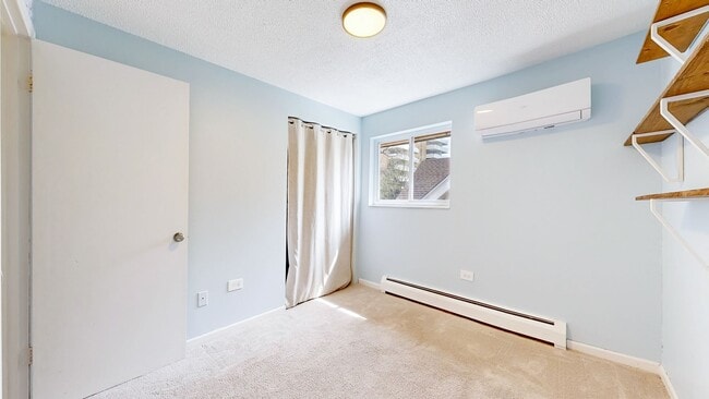 Building Photo - Adorable 2bd/1.5bth Townhome w/1 reserved parking space