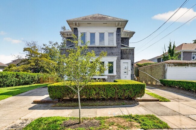 Building Photo - 370 Maple St