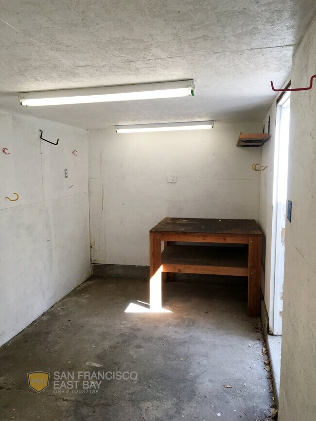 Building Photo - Captivating 2bd/1ba House with Garage/Work...