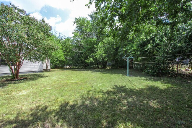 Building Photo - AVAILABLE BEGGINING OF JUNE ; APPLY ON OUR WEBSITE TODAY!!!