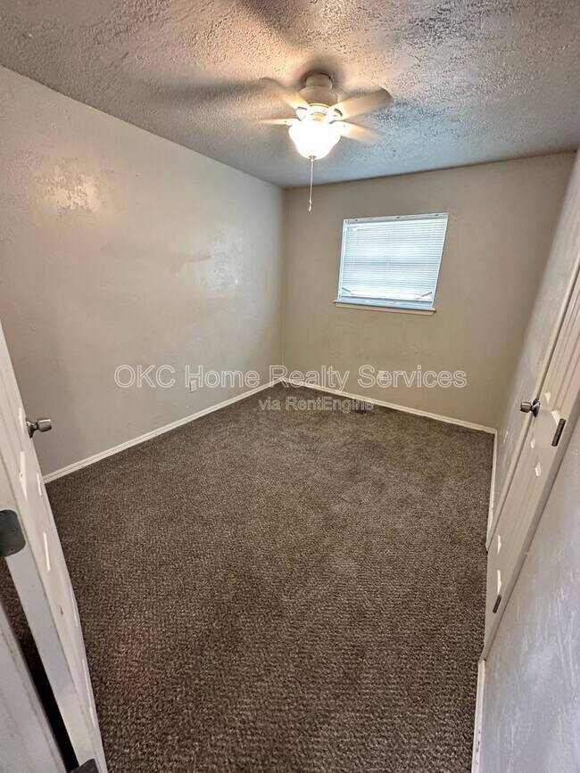 Building Photo - 8417 S Villa Ave