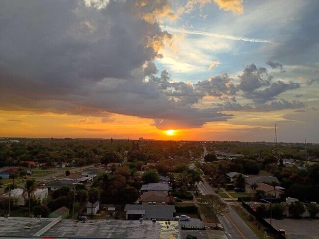 Building Photo - 220 Lake Shore Dr