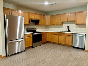 Building Photo - Updated One Level 2 Bedroom Townhome