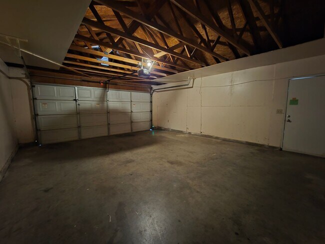 Building Photo - New Listing!