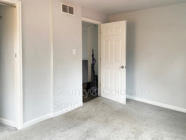 Building Photo - 26 W Brookside St