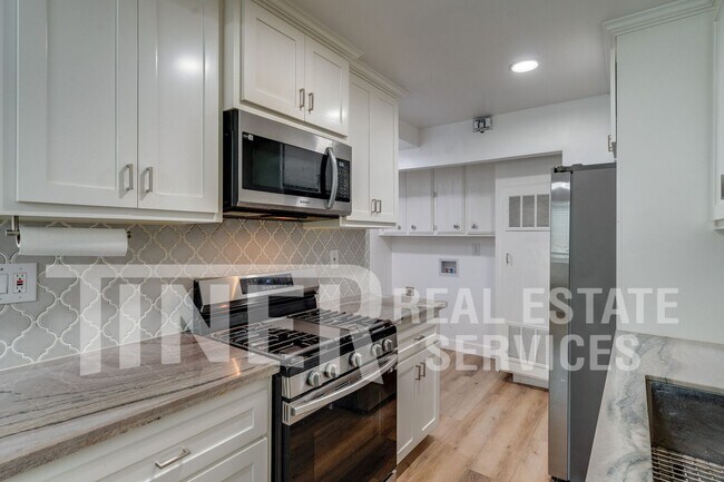 Building Photo - 324 Bridge Pl