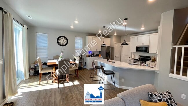 Building Photo - Step into the luxurious comfort of your dream home!
