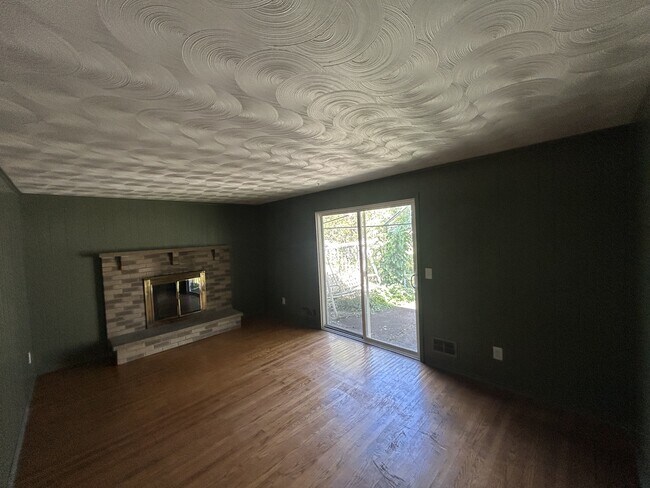 Building Photo - 102 Goethals Dr