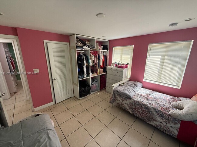 Building Photo - 1299 NE 40th Ct