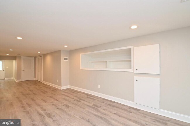 Building Photo - 1103 Morse St NE