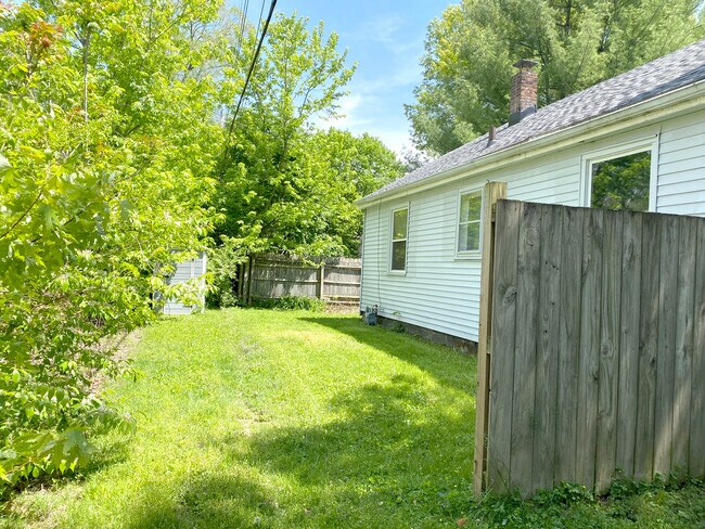 Building Photo - 606 S Webber St