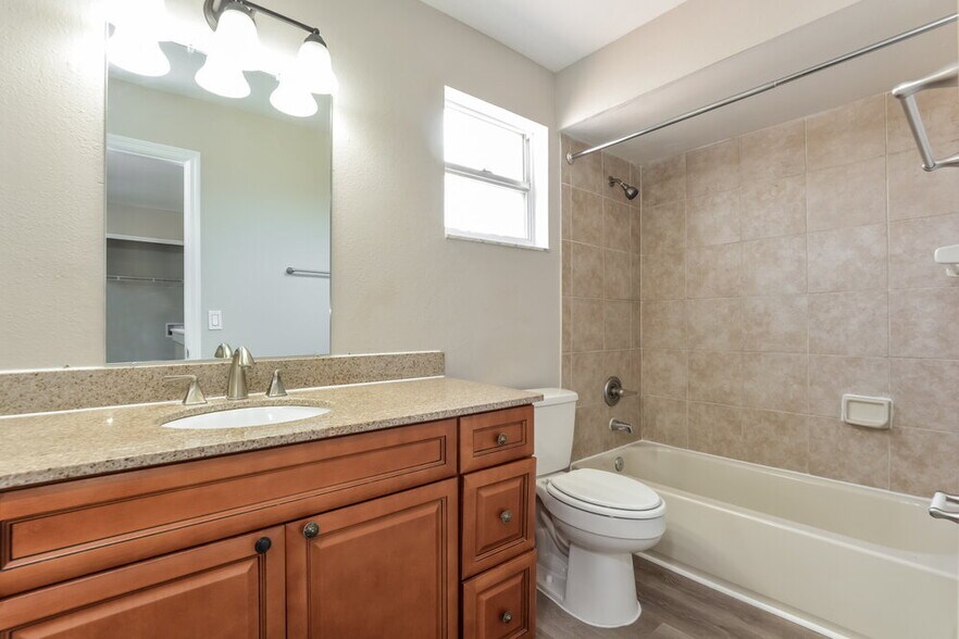 Building Photo - 930 Maple Forest Dr