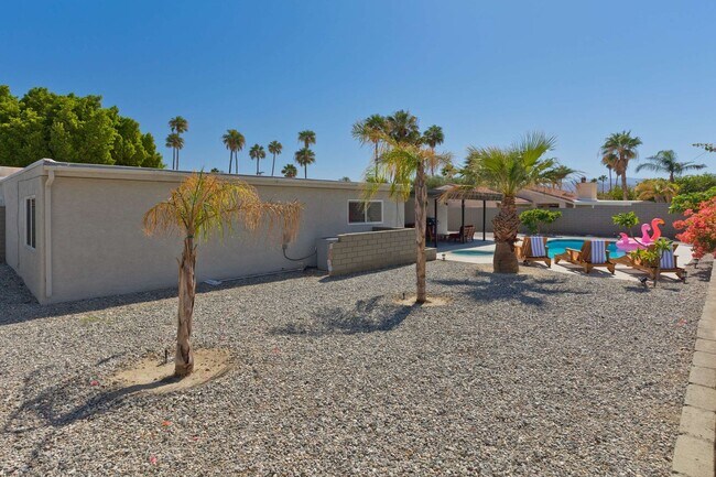Building Photo - Modern home w Private Pool, Spa, Pets Welc...