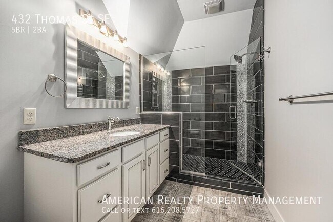 Building Photo - 432 Thomas St SE