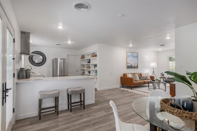 Building Photo - 3300 Catalina Dr