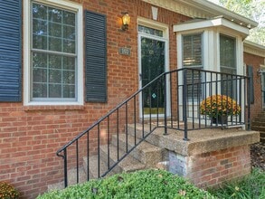 Building Photo - 2BR Bellevue Townhome