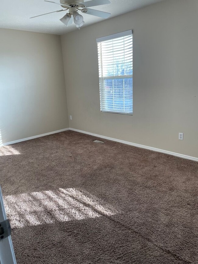 Building Photo - BEAUIFUL TOWNHOME!!!