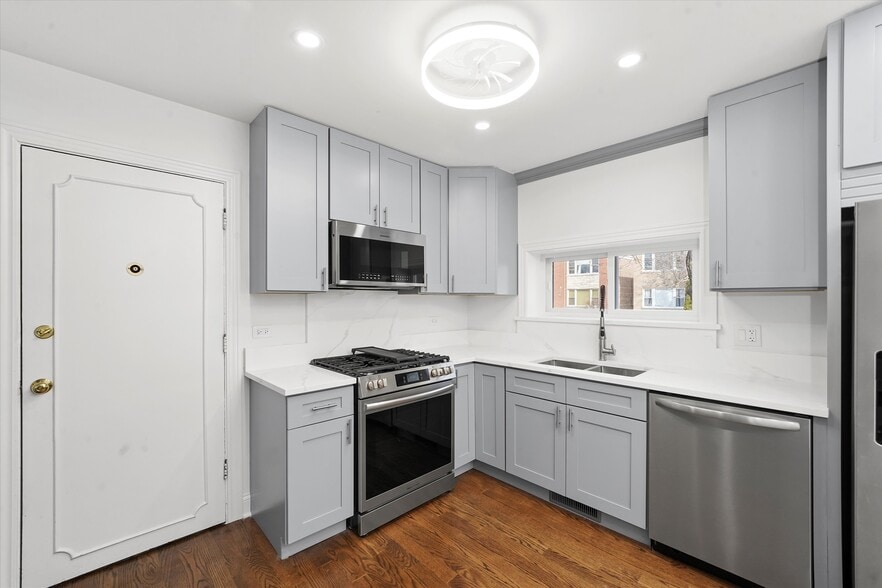 Building Photo - 7056 N Rockwell St