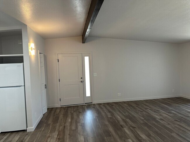 Building Photo - Beautifully updated 2 bedroom 1 bath duplex in a great neighborhood!