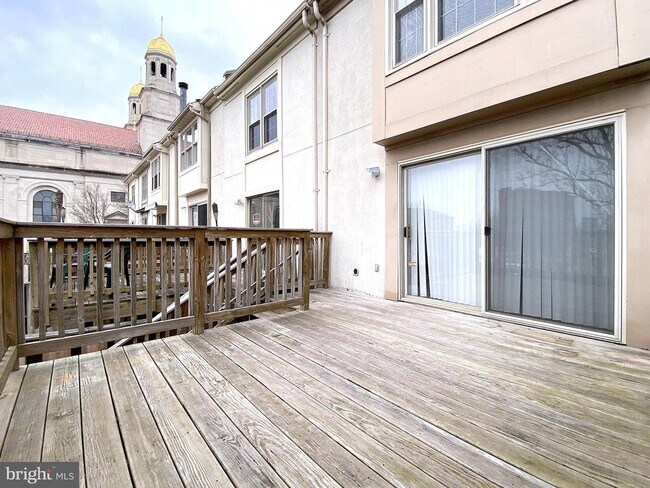 Building Photo - 1110 S Kenwood Ave