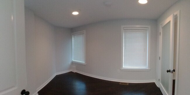 Building Photo - Incredible, modern apartment