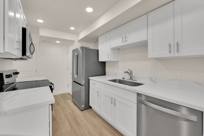 Building Photo - 7873 S Chadbourne Dr