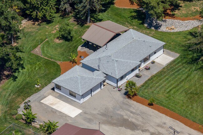 Building Photo - Rare Home on Creek Front Property!