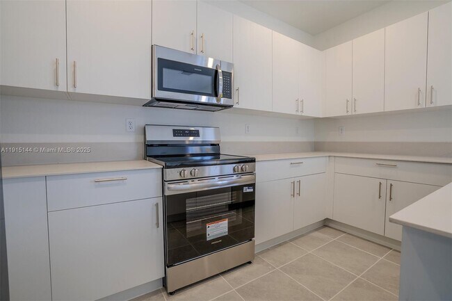 Building Photo - 2752 SE 26th Ave