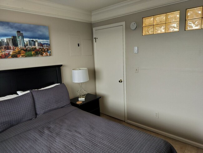 Building Photo - Immediate Move In special- Furnished/Pet friendly/ One bedroom Condo, short term lease of 30 days...