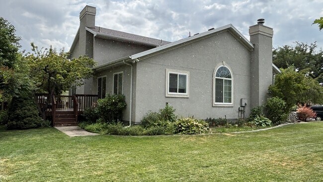 Building Photo - Beautiful Orem home