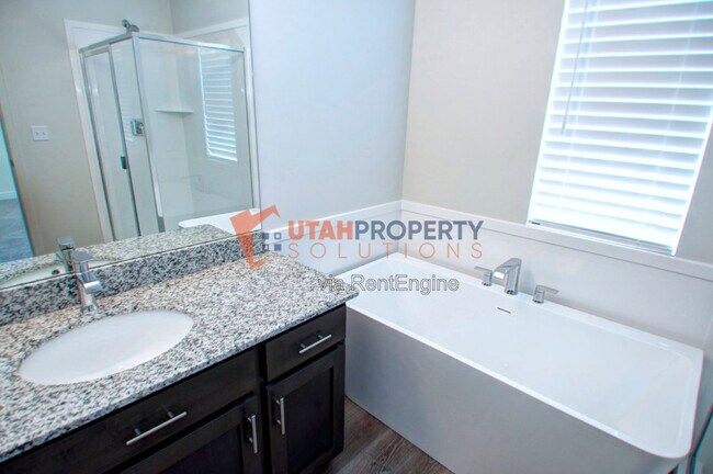 Building Photo - 1046 W 430 S