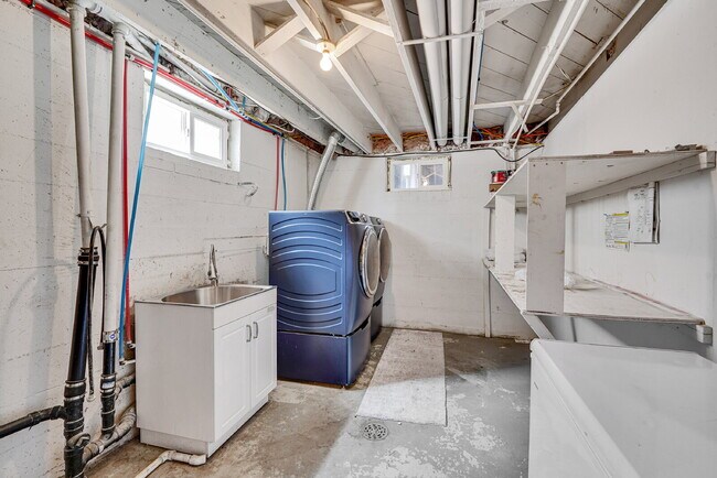 Building Photo - $3,195.00, 5 bed, 2 bath located in Denver