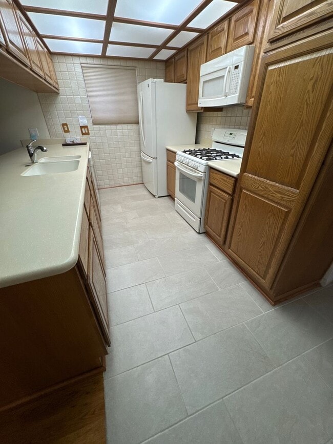 Building Photo - 4 bed, 2 bath, 2 car garage . Boulder City RV parking
