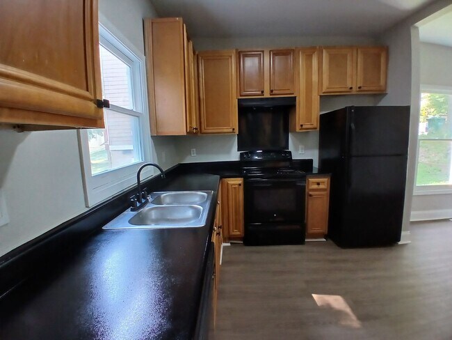 Building Photo - Amazing 3 Bedroom 2.5 Bath! Intown Living at a Price Below Market Off Street Parking