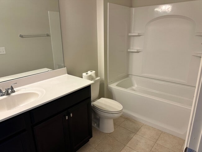 Building Photo - Gorgeous 3 Bedroom Townhome in Eagle Park!
