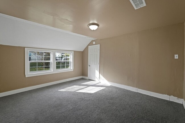 Building Photo - 214 E 1st St