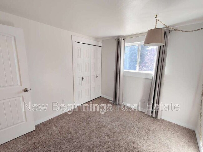 Building Photo - 5330 Silver Spur Ave