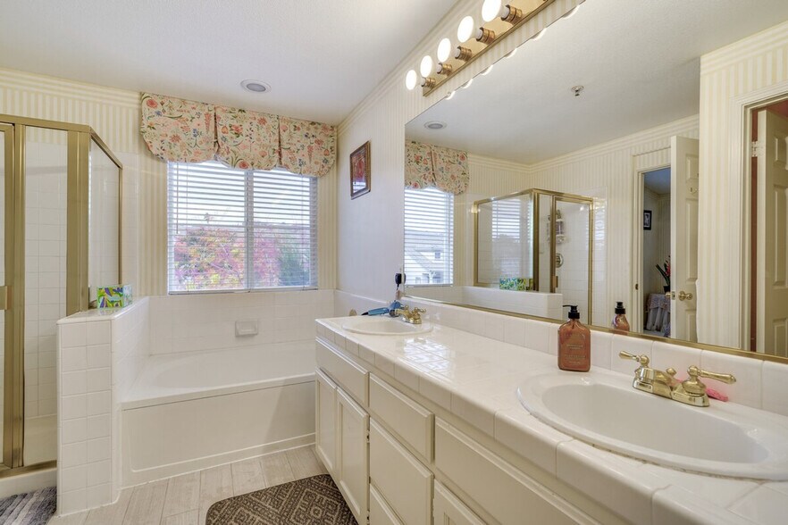 Building Photo - 27479 Green Wood Rd