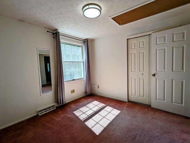Building Photo - Center Hall Colonial for rent in Hudson!