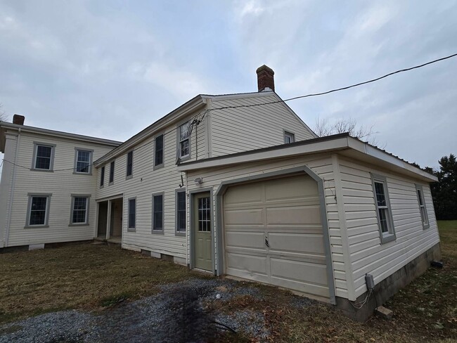 Building Photo - 3 Bedroom 1.5 Bath Located in Middletown