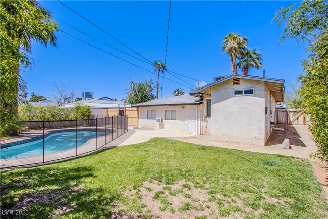 Building Photo - 1046 E Hassett Ave