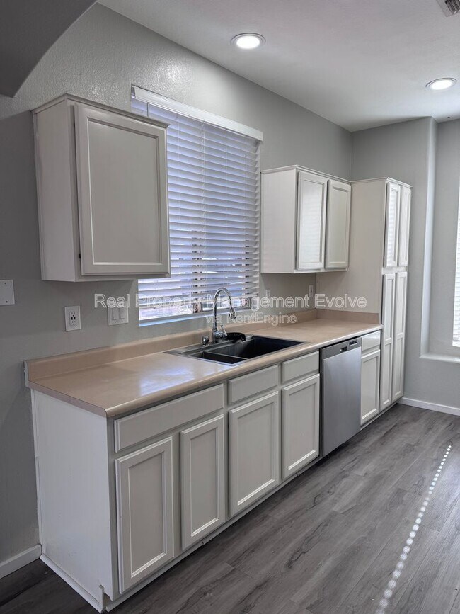 Building Photo - 5814 W Alice Ave