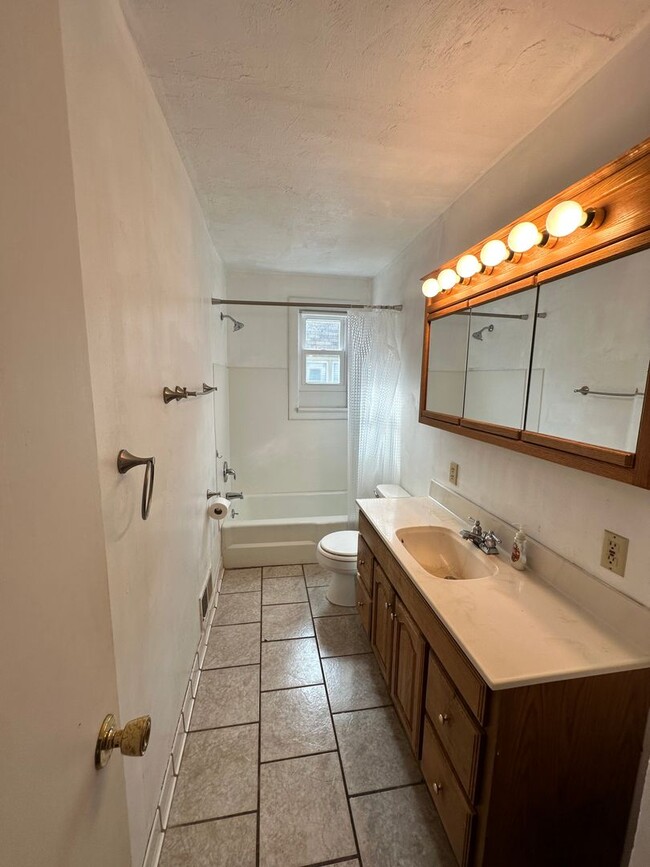 Building Photo - 4 Bed Room 2 Bath Big Yard