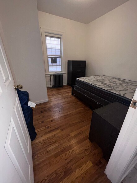 Building Photo - 636 E 230th St