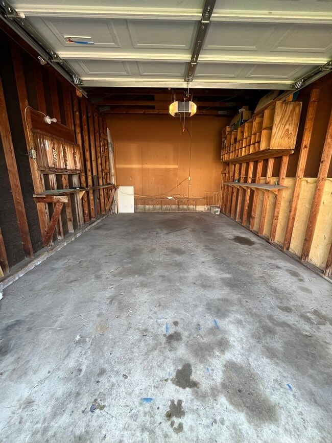 Building Photo - 2 Bed/1 Bath Duplex with Garage and Unfinished Basement!